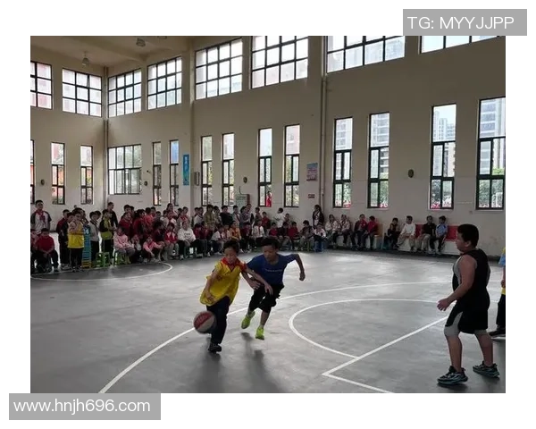 在篮球场上挥洒青春的帅气瞬间展现运动魅力与自信风采 在篮球场上挥洒青春的帅气瞬间展现运动魅力与自信风采